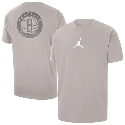 T-shirt Jordan Brand Stone Brooklyn Nets Statement Edition pour homme avec logo épais Jumpman Flight