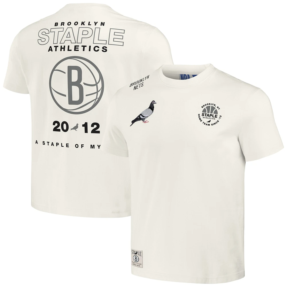 T-shirt NBA x Staple Cream Brooklyn Nets pour hommes, équipe à domicile