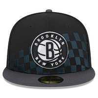 Casquette ajustée noire Brooklyn Nets Rally Drive Checkerboard 59FIFTY Crown New Era pour homme