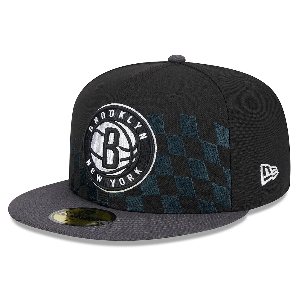 Casquette ajustée noire Brooklyn Nets Rally Drive Checkerboard 59FIFTY Crown New Era pour homme