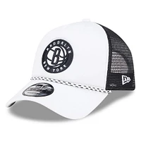 Casquette de camionneur réglable Brooklyn Nets Court Sport Foam A-Frame 9FORTY New Era blanc/noir pour hommes