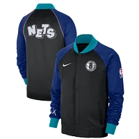 Veste à fermeture éclair intégrale Nike pour homme Brooklyn Nets 2023/24 City Edition Authentic Showtime Performance Raglan