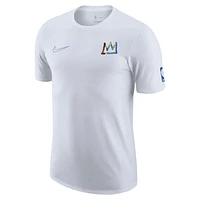 T-shirt coupe décontractée Nike Brooklyn Nets 2022/23 City Edition Courtside Max90 Backer pour homme - Blanc