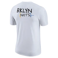 T-shirt coupe décontractée Nike Brooklyn Nets 2022/23 City Edition Courtside Max90 Backer pour homme - Blanc