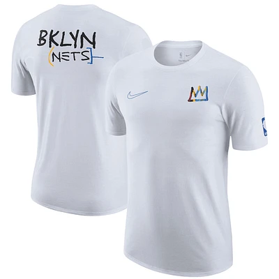 T-shirt coupe décontractée Nike Brooklyn Nets 2022/23 City Edition Courtside Max90 Backer pour homme - Blanc