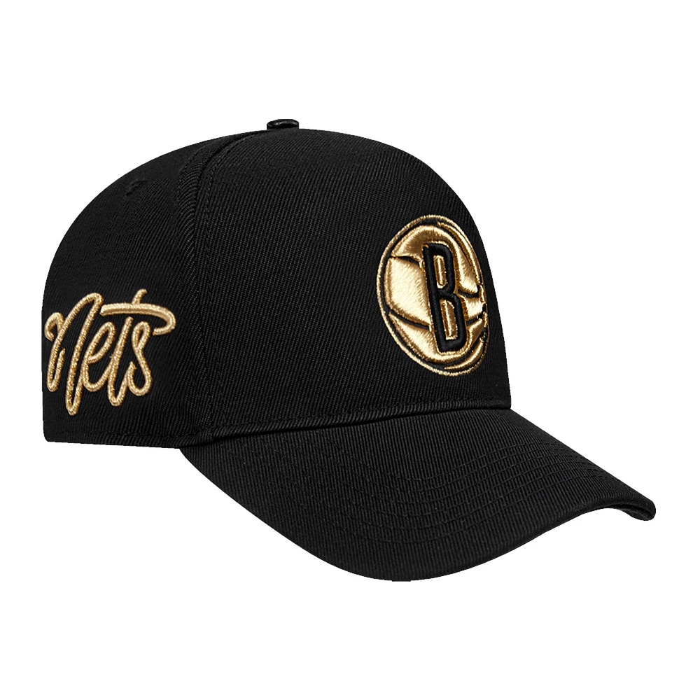 Casquette ajustable à pincement sur le devant avec logo métallique Brooklyn Nets Pro Standard pour homme, noire