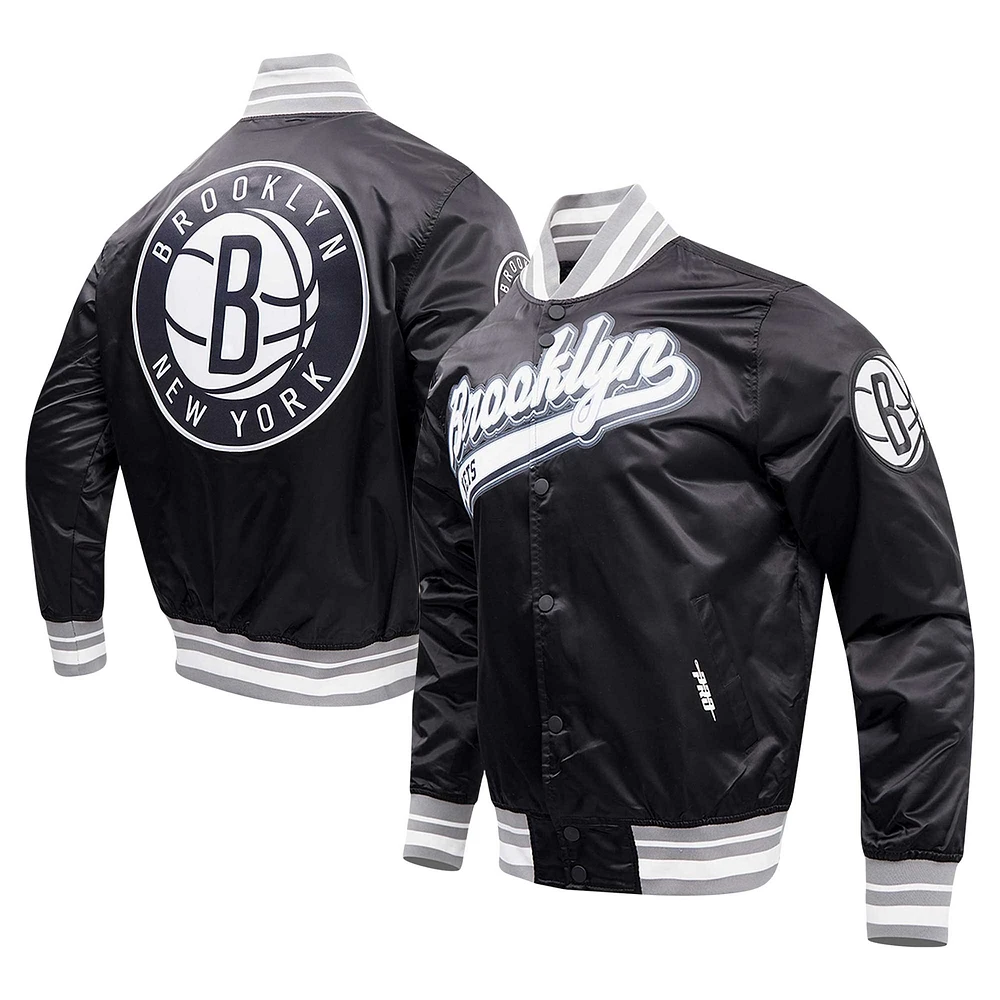 Veste universitaire en satin à boutons-pression complets Brooklyn Nets Script Tail Pro Standard noire pour hommes