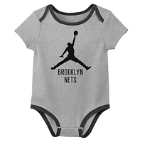 Ensemble de trois bodies Jordan Brand Brooklyn Nets Statement Edition pour nouveau-né et nourrisson