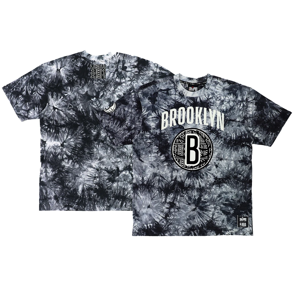 T-shirt unisexe NBA x Two Hype Brooklyn Nets Culture & Hoops Tie-Dye noir