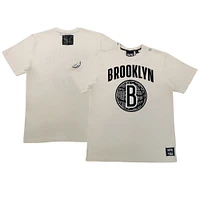 T-shirt unisexe NBA x Two Hype Crème Brooklyn Nets Culture & Hoops