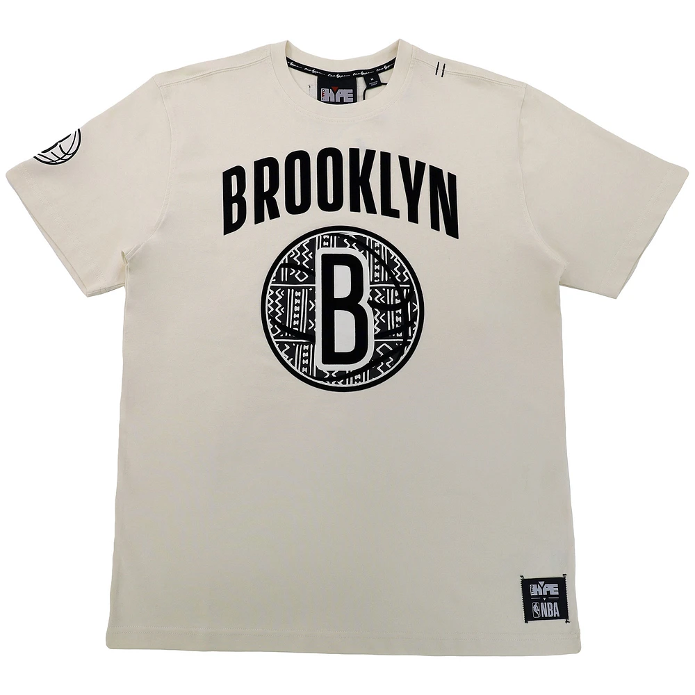 T-shirt unisexe NBA x Two Hype Crème Brooklyn Nets Culture & Hoops