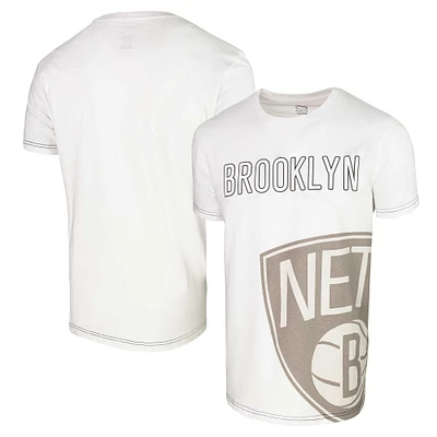 T-shirt unisexe avec tableau de bord des Brooklyn Nets Stadium Essentials blanc