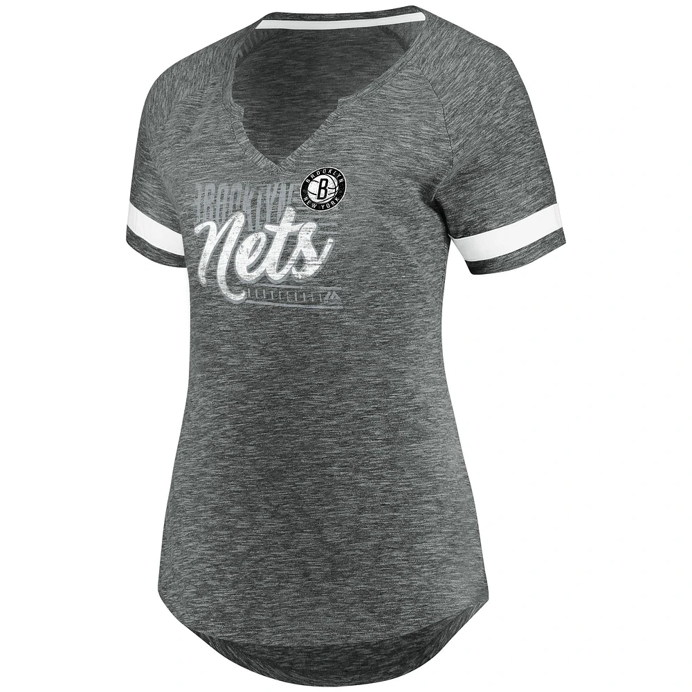 Fanatics pour femmes, gris/blanc, Brooklyn Nets, Showtime, gagnant avec fierté, t-shirt à col cranté