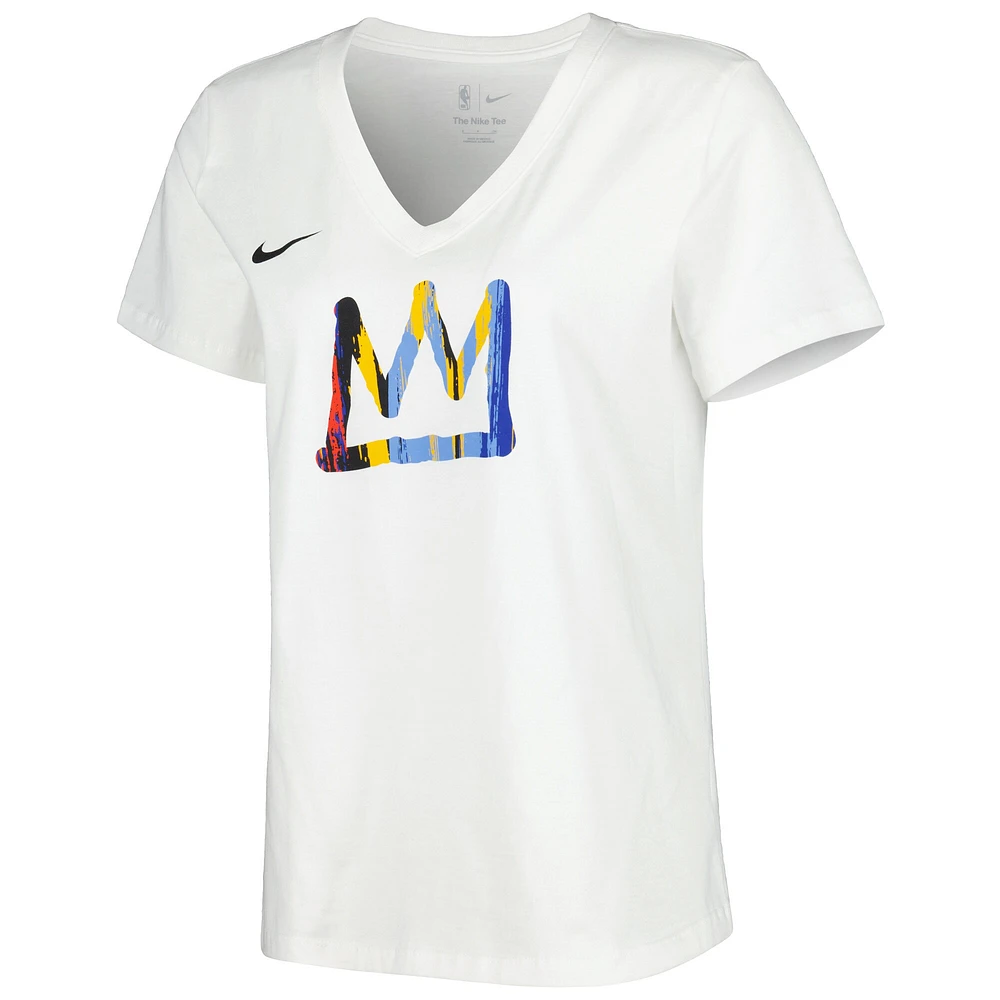 T-shirt Nike Brooklyn Nets 2022/23 City Edition Essential à encolure en V pour femme - Blanc