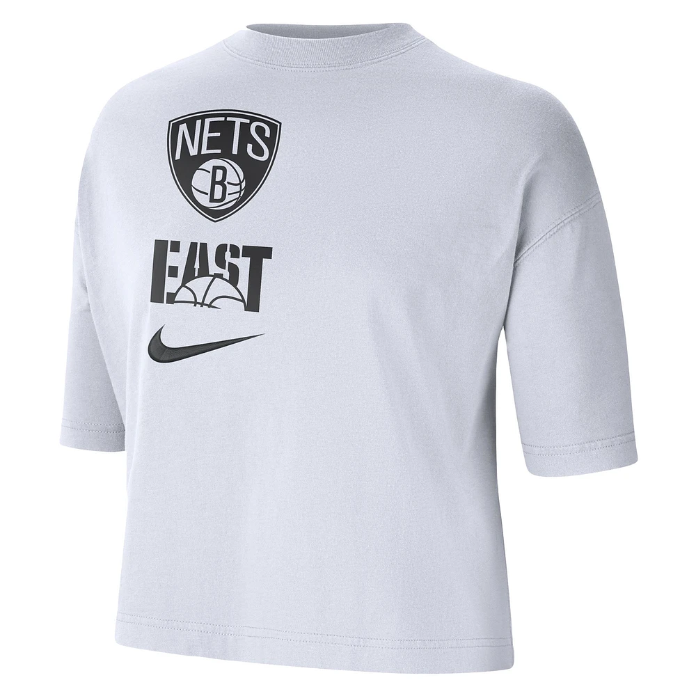 T-shirt Nike Brooklyn Nets Essential Boxy blanc pour femme