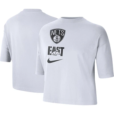 T-shirt Nike Brooklyn Nets Essential Boxy blanc pour femme