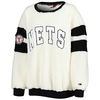 Sweat-shirt Tommy Jeans Oatme/Black Brooklyn Nets Mindy Sherpa pour femme