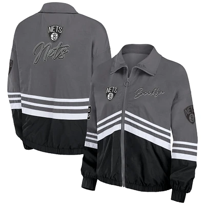 WEAR by Erin Andrews Coupe-vent vintage entièrement zippé argenté Brooklyn Nets pour femmes