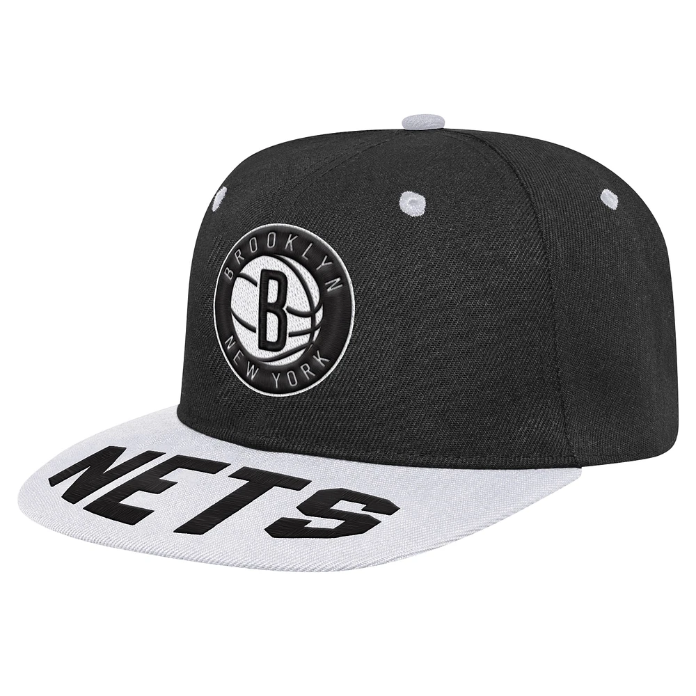 Casquette Snapback noire/blanche pour jeunes Brooklyn Nets avec visière à empiècement Backboard