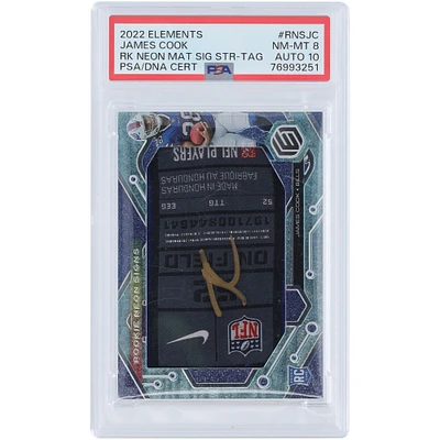 James Cook Buffalo Bills Autographié 2022 Panini Elements Laundry Tag Relic #RNS-JC #4/5 PSA Authentifié 8/10 Rookie Card