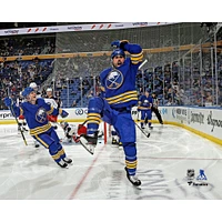 Alex Tuch, joueur non signé des Sabres de Buffalo, célèbre un but en troisième période