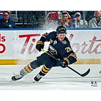 Photographie de patinage non signée du maillot bleu des Buffalo Sabres Rasmus Dahlin