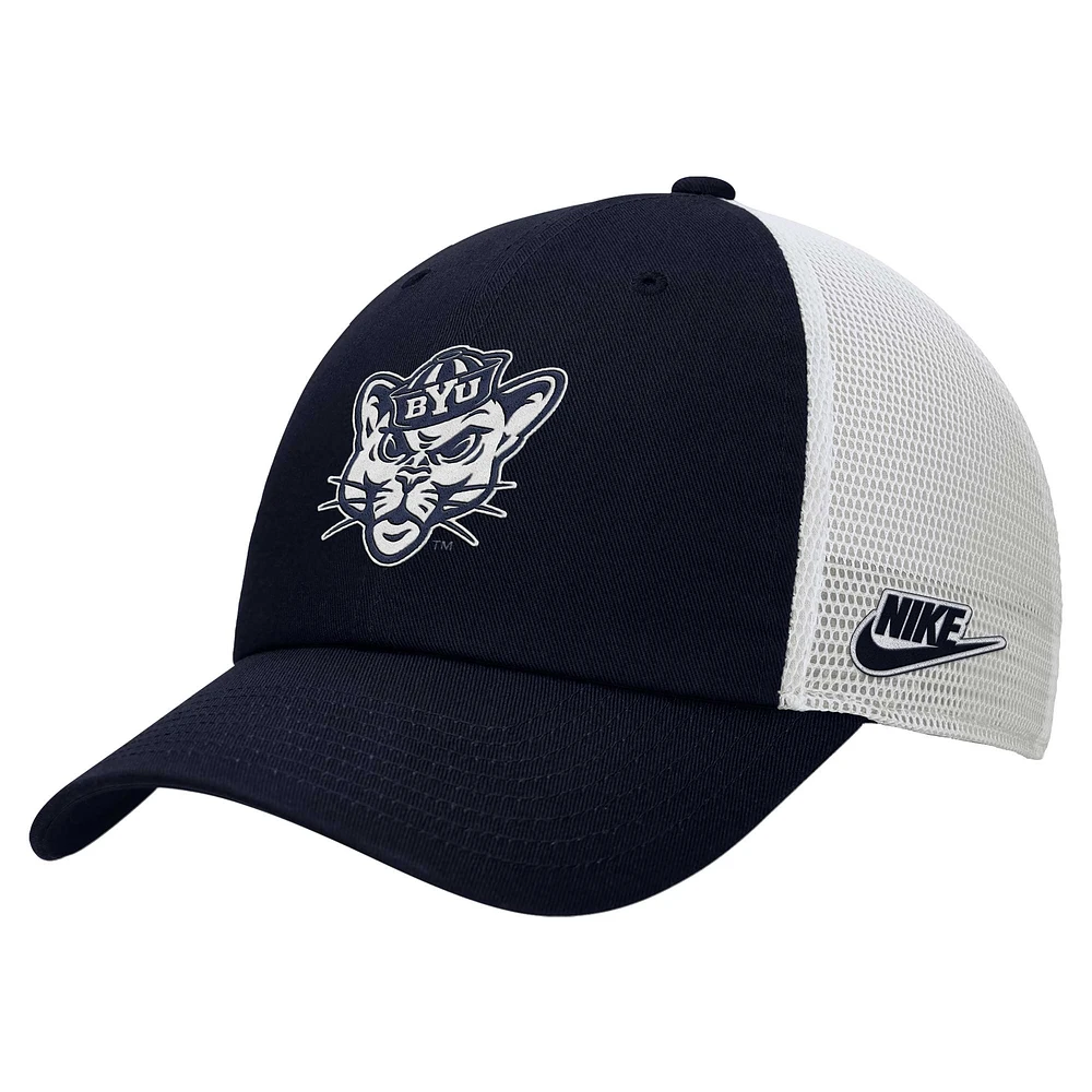 Casquette ajustable Nike bleu marine/blanc pour homme BYU Cougars Club Trucker