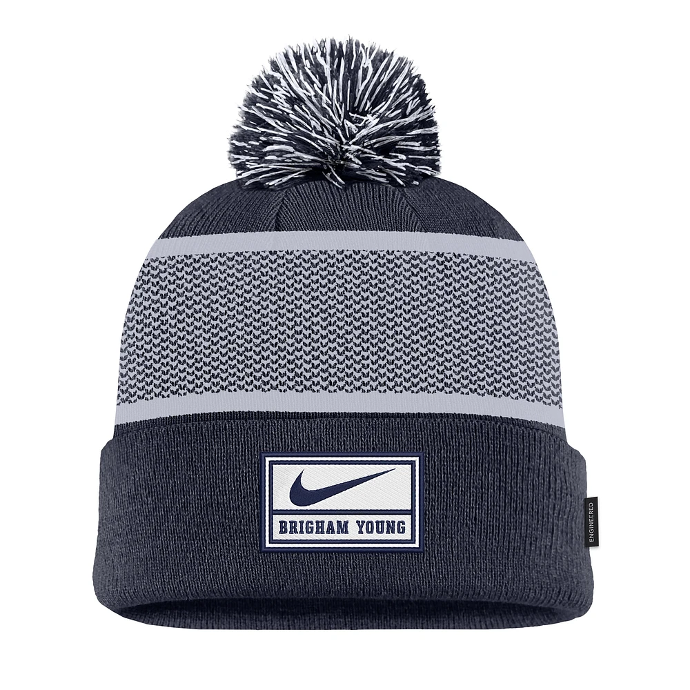 Bonnet en tricot à revers avec pompon Nike Navy BYU Cougars 2024 Sideline Peak pour jeune