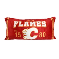 Oreiller de corps avec logo de l'équipe rouge des Flames de Calgary 18'' x 36''