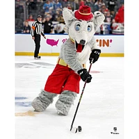 Photographie non signée de Harvey The Hound des Flames Calgary en train patiner
