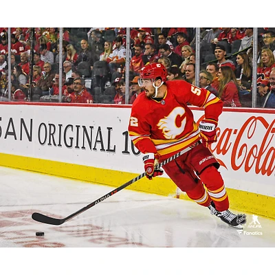 Photographie non signée de MacKenzie Weegar des Flames Calgary portant la rondelle