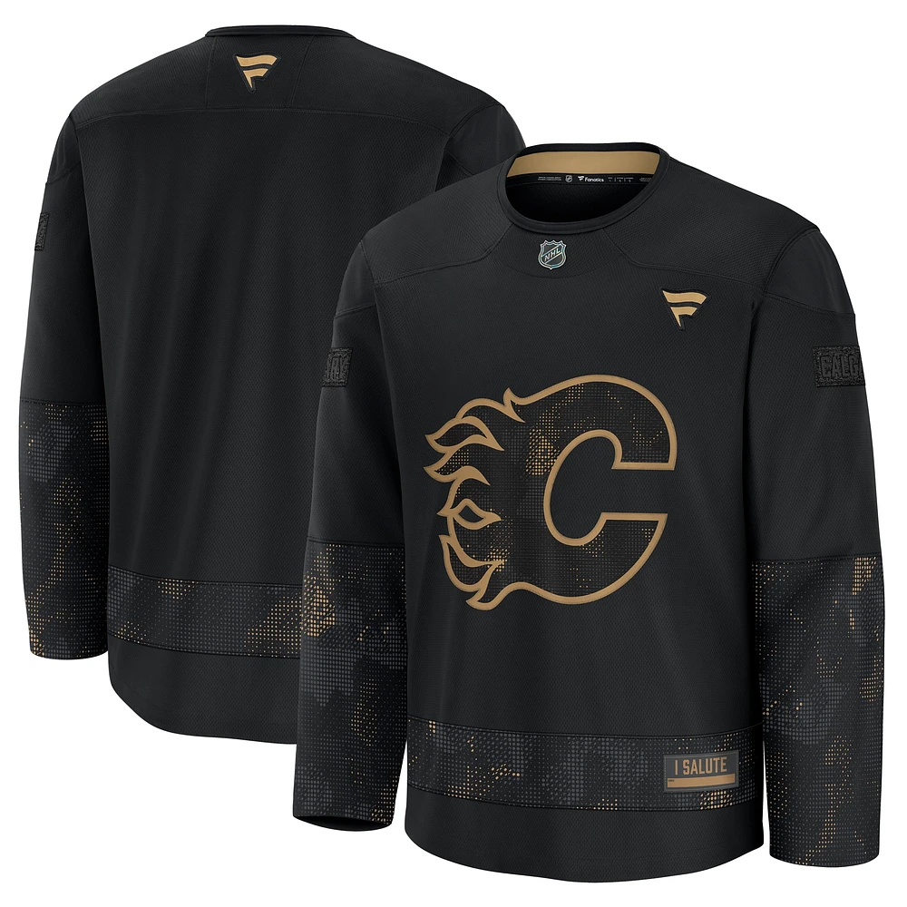 Maillot d'entraînement d'appréciation militaire noir Calgary Flames 2024 Fanatics pour hommes