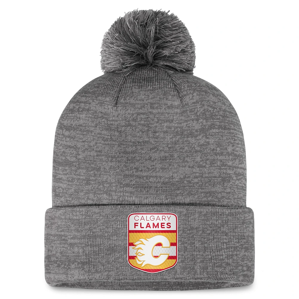 Bonnet en tricot à revers de glace Authentic Pro Home Fanatics gris des Flames de Calgary pour hommes avec pompon