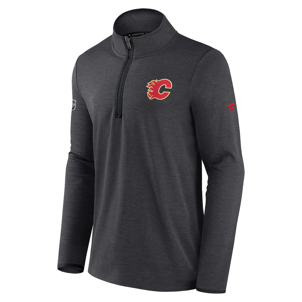 Polaire authentique Pro 2022 Fanatics Heather Charcoal des Flames de Calgary pour hommes - Veste à quart zip