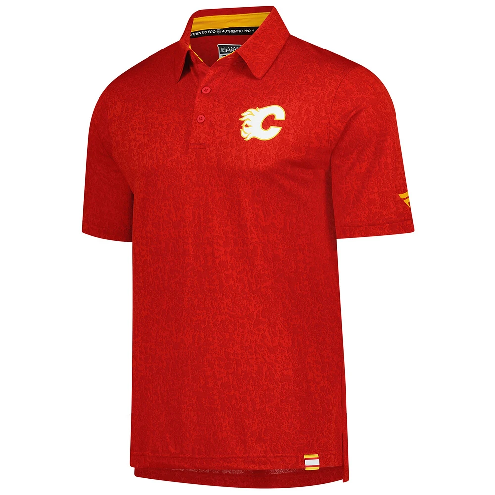 Polo Authentic Pro Jacquard rouge des Flames de Calgary pour homme
