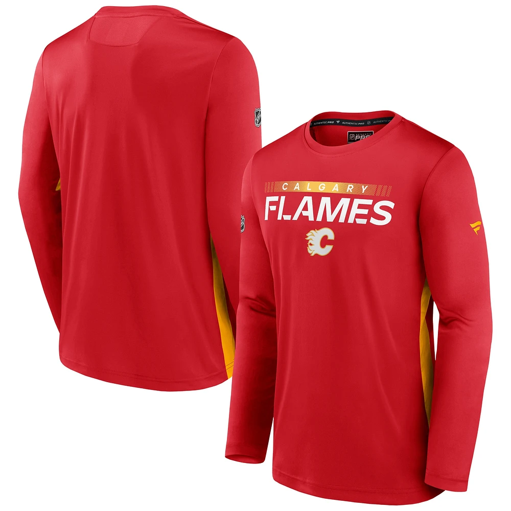 Fanatics pour hommes rouges Calgary Flames Authentic Pro Tech - T-shirt à manches longues