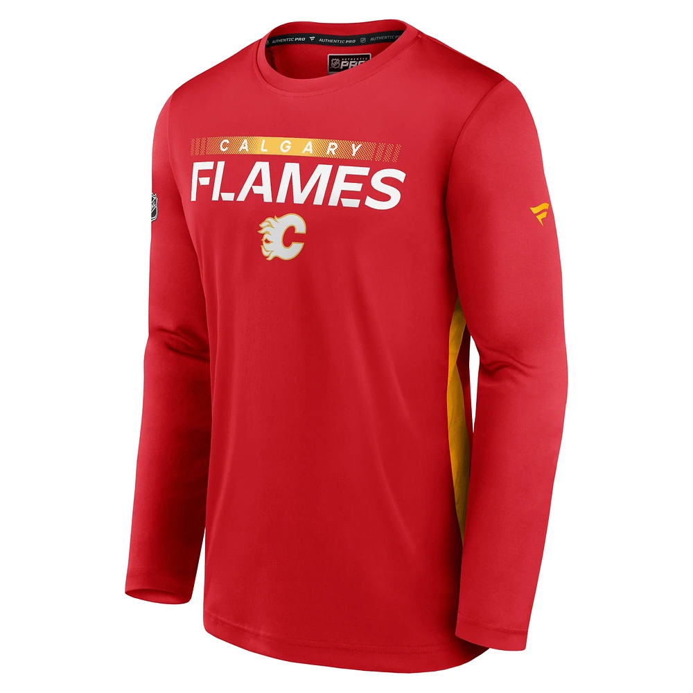 Fanatics pour hommes rouges Calgary Flames Authentic Pro Tech - T-shirt à manches longues