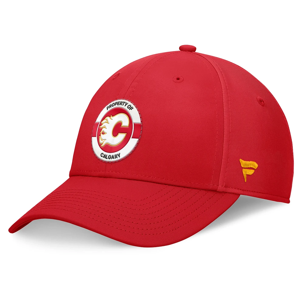 Casquette flexible rouge authentique du camp d'entraînement professionnel des Flames de Calgary Fanatics pour hommes