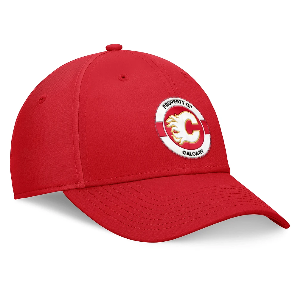 Casquette flexible rouge authentique du camp d'entraînement professionnel des Flames de Calgary Fanatics pour hommes