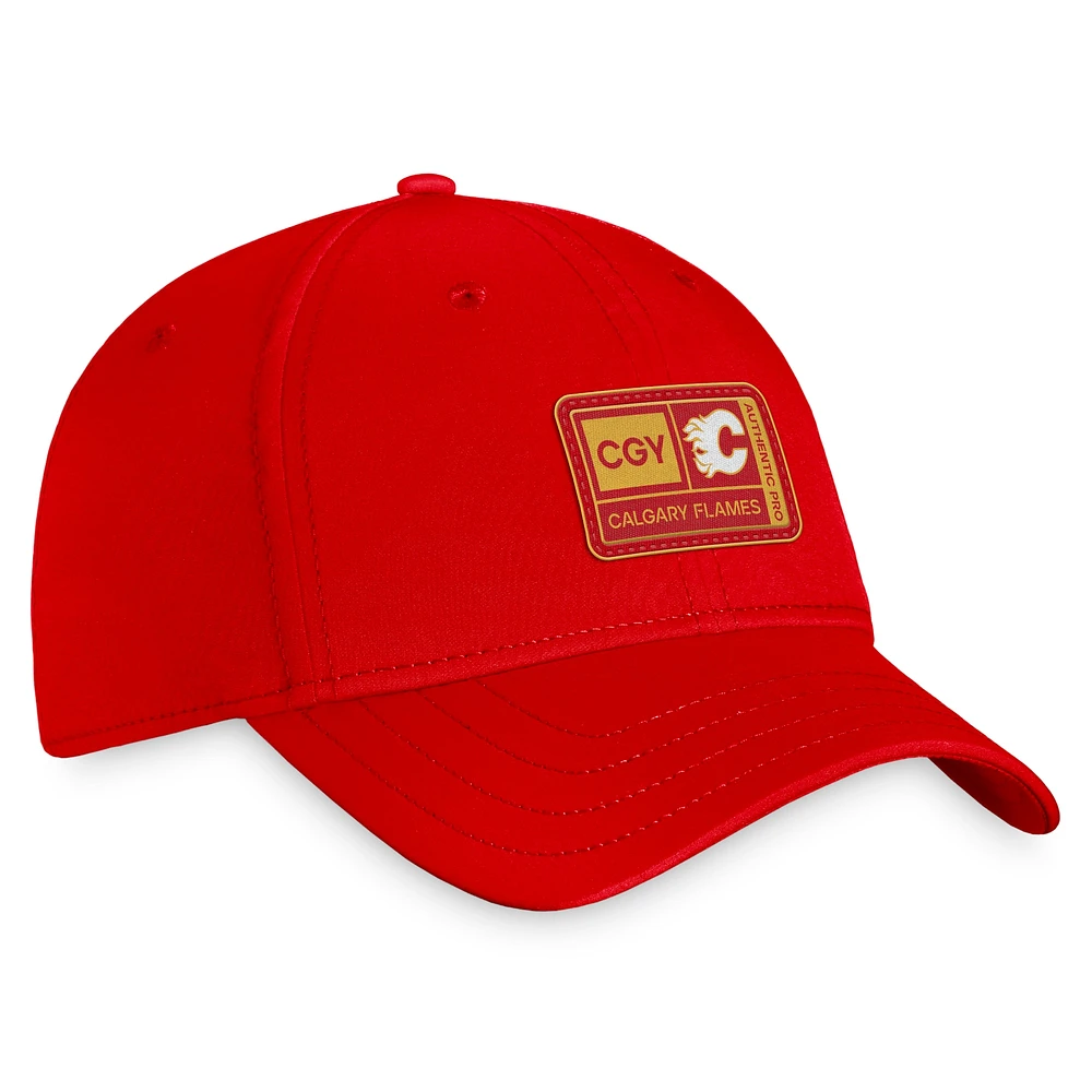 Casquette flexible rouge authentique du camp d'entraînement professionnel des Flames de Calgary Fanatics pour hommes