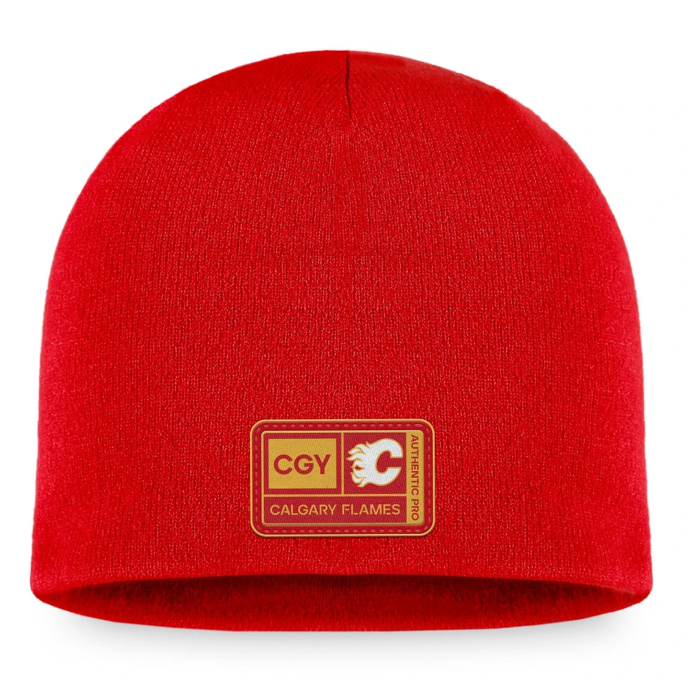 Bonnet en tricot rouge authentique Pro Training Camp des Flames de Calgary Fanatics pour hommes