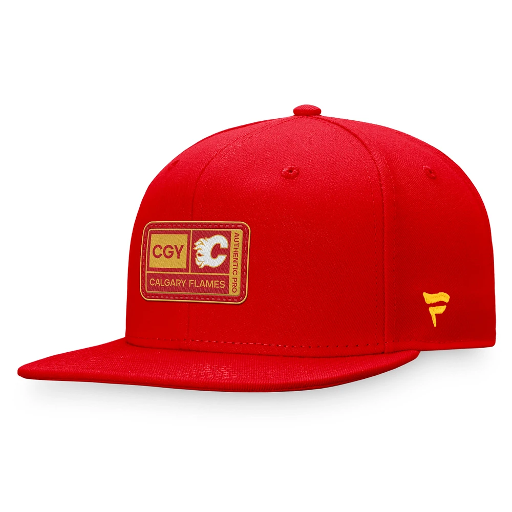 Casquette Snapback authentique Pro Training Camp des Flames de Calgary Fanatics pour hommes, rouge