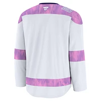 Maillot d'entraînement pour hommes Fanatics blanc Calgary Flames 2024 Hockey Fights Cancer