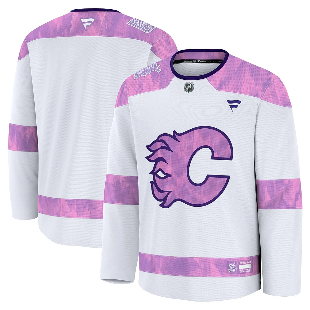 Maillot d'entraînement pour hommes Fanatics blanc Calgary Flames 2024 Hockey Fights Cancer