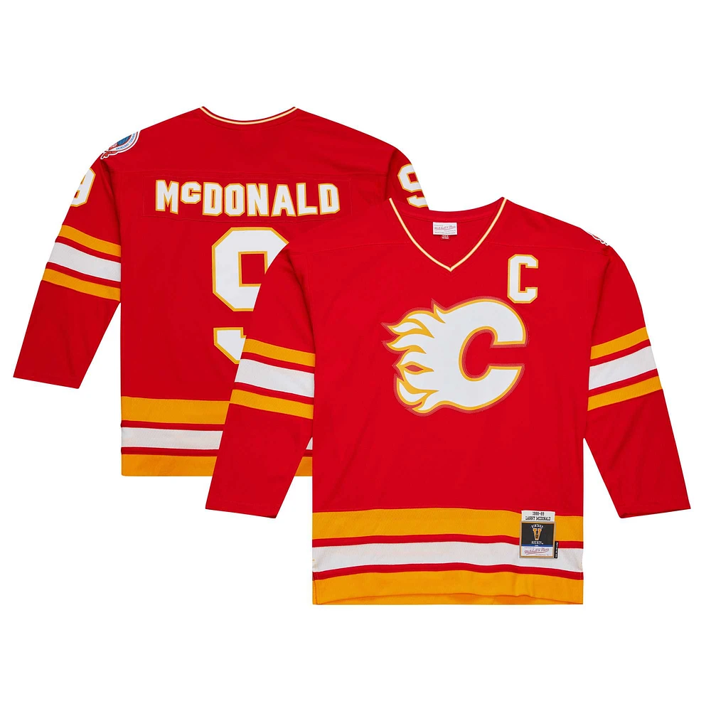 Mitchell & Ness Lanny McDonald rouge pour hommes des Flames de Calgary Capitaine Patch 1988/89 Maillot joueur la ligne bleue