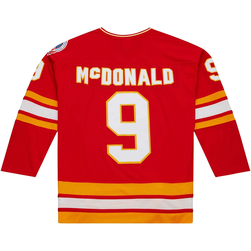 Mitchell & Ness Lanny McDonald rouge pour hommes des Flames de Calgary Capitaine Patch 1988/89 Maillot joueur la ligne bleue