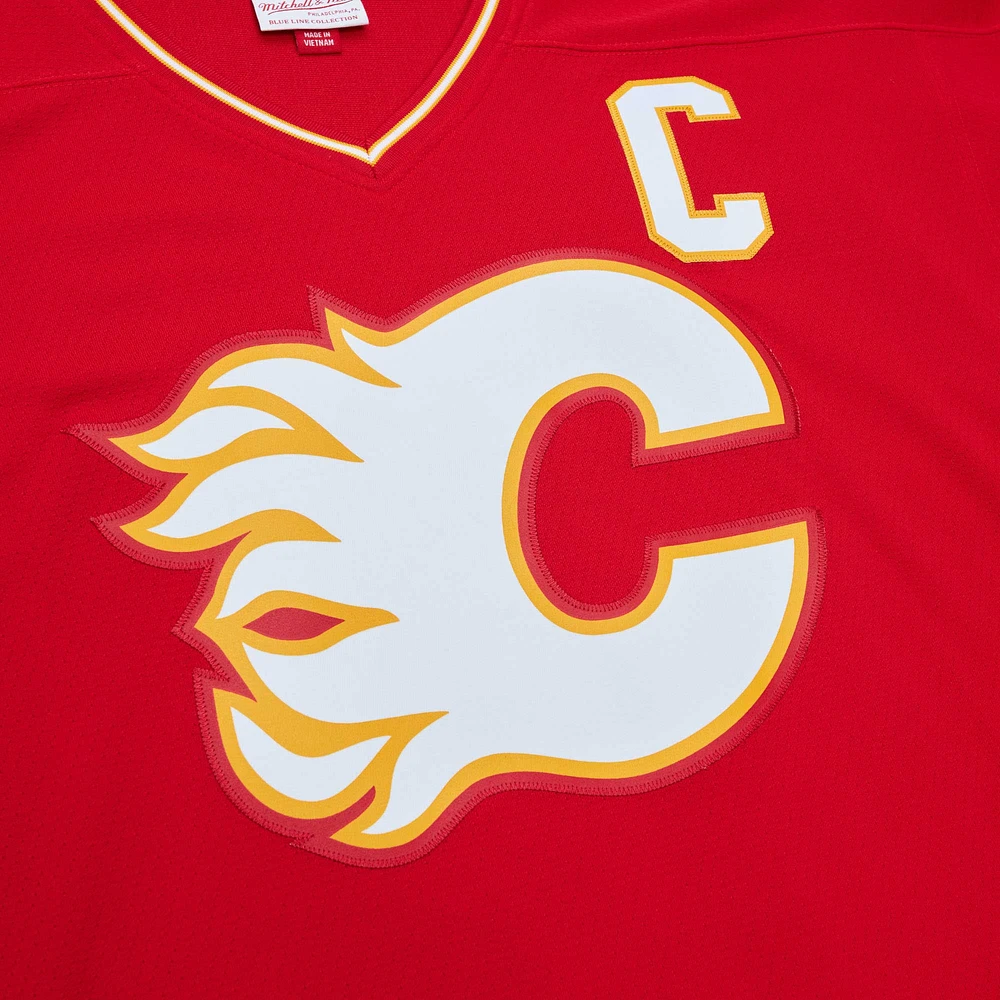 Mitchell & Ness Lanny McDonald rouge pour hommes des Flames de Calgary Capitaine Patch 1988/89 Maillot joueur la ligne bleue