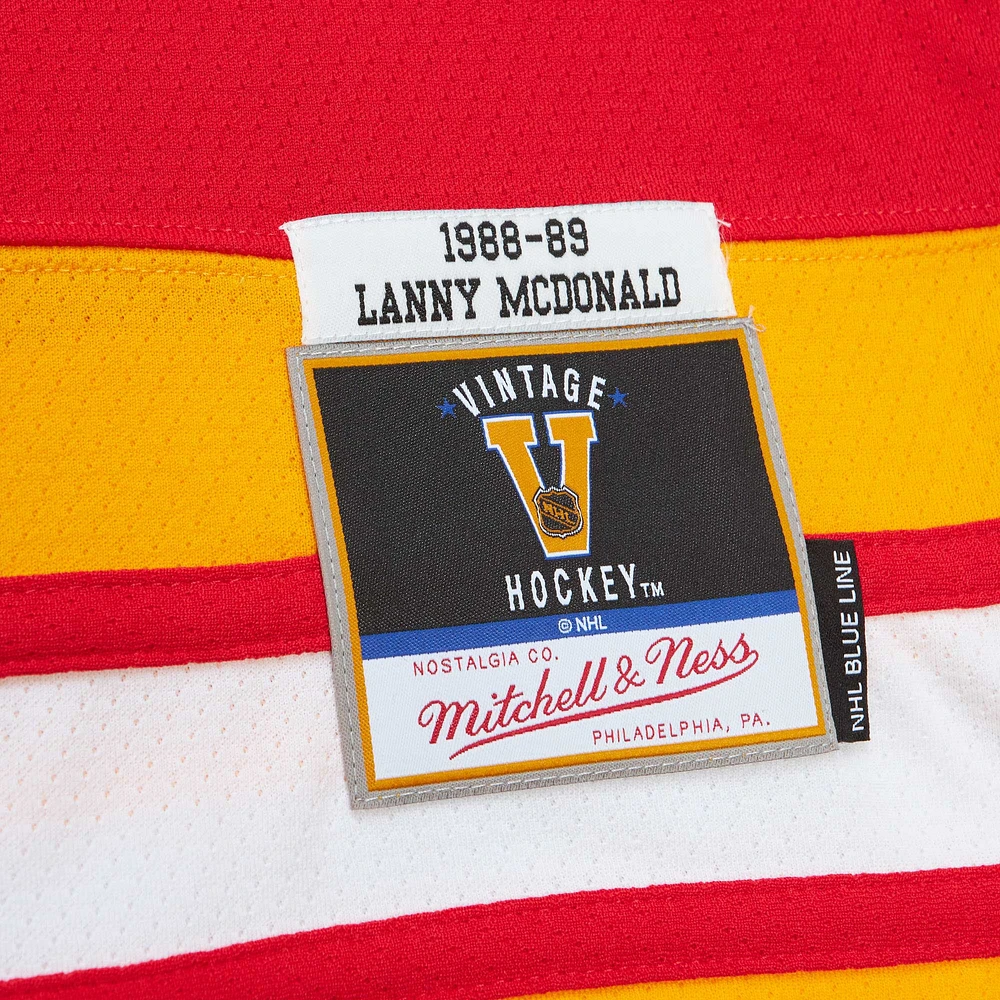 Mitchell & Ness Lanny McDonald rouge pour hommes des Flames de Calgary Capitaine Patch 1988/89 Maillot joueur la ligne bleue