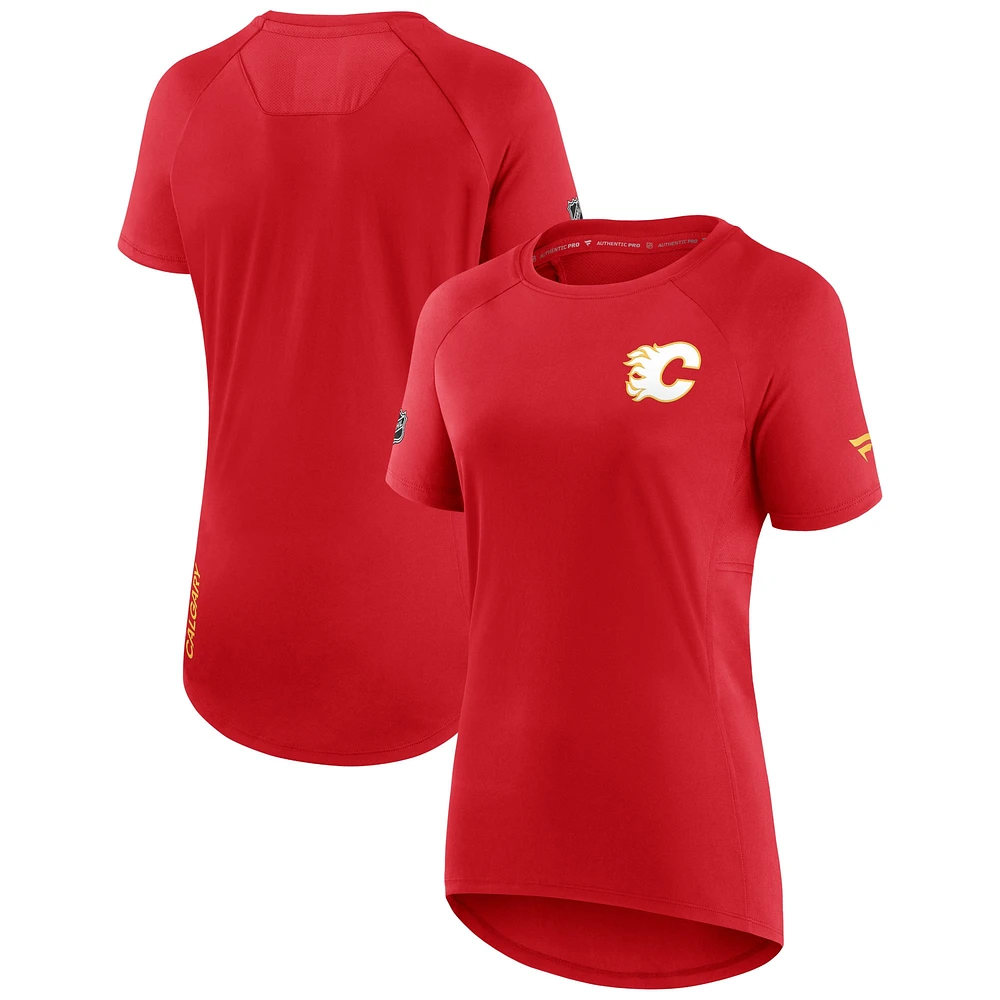 Fanatics pour femmes, rouge, Flames de Calgary, Authentic Pro Tech Raglan - T-shirt