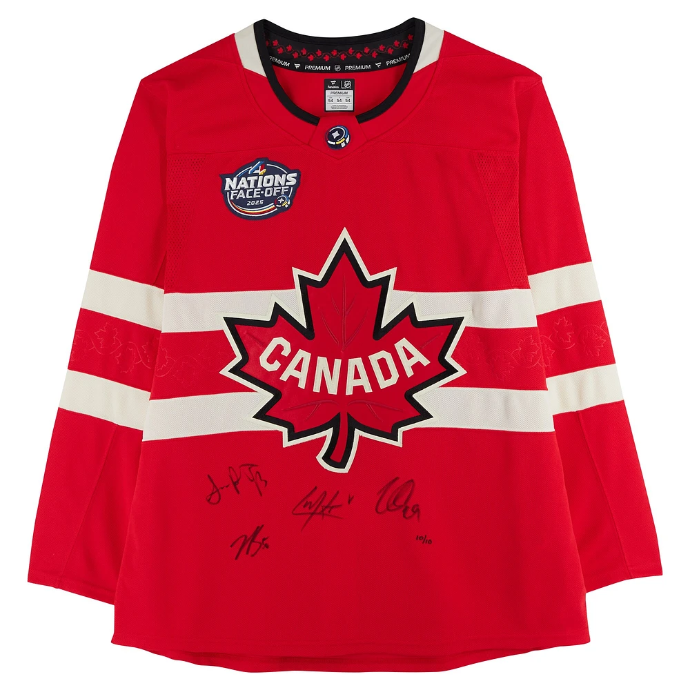Maillot rouge autographié par Nathan MacKinnon, Cale Makar, Sam Reinhart et Jordan Binnington Canada pour le match des 4 Nations - Édition limitée n° 10/10